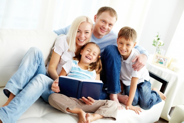 happy-family-reading-a-book_1098-1493.jpg
